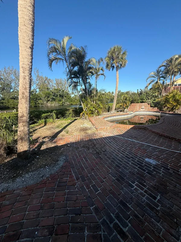 Pool and lanai before the remodel